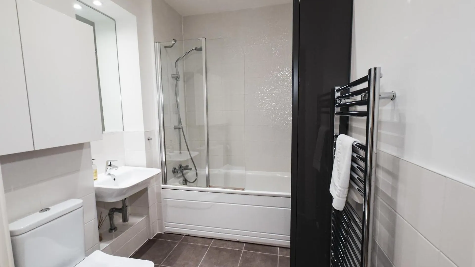 Imperial Stays- Parking, 4K Tvs, Central, Wifi And More! Bath Apartment